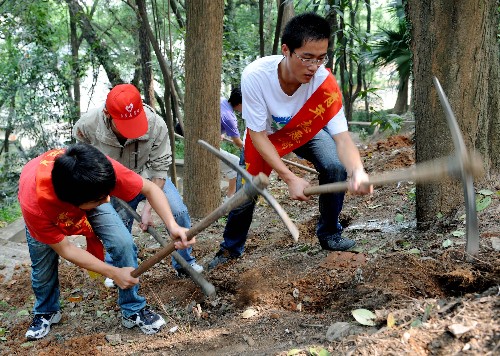 義務(wù)勞動(dòng)迎“五四” 5月3日,福建工程學(xué)院的青年學(xué)生在福州熊貓世界義務(wù)種植竹子。 當(dāng)日,福建工程學(xué)院300多名學(xué)生組成的青年志愿者服務(wù)隊(duì),來(lái)到福州熊貓世界進(jìn)行種植竹子和清理環(huán)境衛(wèi)生等義務(wù)勞動(dòng),以實(shí)際行動(dòng)迎接“五四”青年節(jié)的到來(lái)。 新華社記者 張國(guó)俊 攝