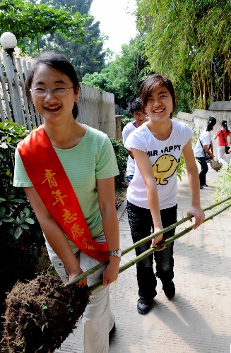 5月3日,福建工程學(xué)院的青年學(xué)生在福州熊貓世界搬運(yùn)竹子。