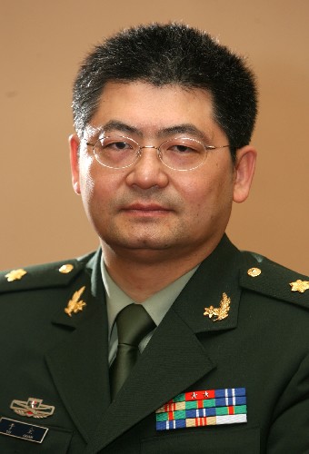 第十二屆“中國(guó)青年五四獎(jiǎng)?wù)聵?biāo)兵”評(píng)選揭曉 這是中國(guó)人民解放軍總參謀部某研究所總工程師于全。 榮獲第十二屆“中國(guó)青年五四獎(jiǎng)?wù)聵?biāo)兵”的分別是(按姓氏筆畫(huà)排序):中國(guó)人民解放軍總參謀部某研究所總工程師于全、河南省人民檢察院民事行政檢察處副處長(zhǎng)田凱、青島港(集團(tuán))有限公司大港分公司裝卸二隊(duì)副隊(duì)長(zhǎng)皮進(jìn)軍、貴州省羅甸縣班仁鄉(xiāng)金祥村油落小學(xué)代課教師李茲喜、北京啟明星辰信息技術(shù)股份有限公司董事長(zhǎng)嚴(yán)望佳、河北省玉田縣玉田鎮(zhèn)東八里鋪村農(nóng)民宋志永、甘肅中天生物科技集團(tuán)董事長(zhǎng)陳耀祥、中國(guó)航天科工集團(tuán)二院二十三所科技委副主任屈曉光、西藏自治區(qū)人民醫(yī)院外一科醫(yī)師洛桑次仁、湖北省京山縣公安局新市派出所民警廖承楓10名同志。 新華社記者 袁滿(mǎn) 攝