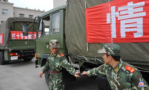 救災(zāi)物資援助災(zāi)區(qū) 5月17日,武警官兵準(zhǔn)備啟程運(yùn)送救災(zāi)物資前往災(zāi)區(qū)。 當(dāng)日,寧夏紅十字會(huì)第三批價(jià)值200多萬(wàn)的救災(zāi)物資啟程運(yùn)往災(zāi)區(qū),其中包括牛奶、礦泉水、棉被、帳篷、藥品等。 新華社記者 王鵬 攝
