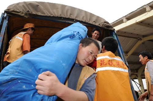 5月17日,工人在往火車上搬運(yùn)救災(zāi)帳篷。 當(dāng)日,由云南省民政廳緊急調(diào)運(yùn)的7500頂救災(zāi)專用帳篷在昆明火車東站啟運(yùn),發(fā)往四川地震災(zāi)區(qū)。 新華社記者藺以光攝