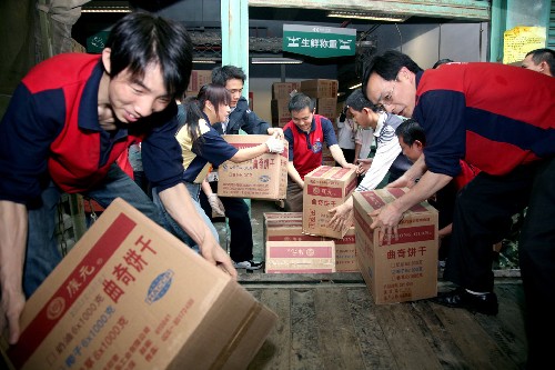 5月17日,貴州救災(zāi)志愿者將救災(zāi)生活物資搬運(yùn)上車。 當(dāng)日,貴州省政府將價值100多萬元的礦泉水、火腿腸、餅干等災(zāi)區(qū)急需生活物資,緊急運(yùn)往四川地震災(zāi)區(qū)。 新華社發(fā)(何波濤 攝)