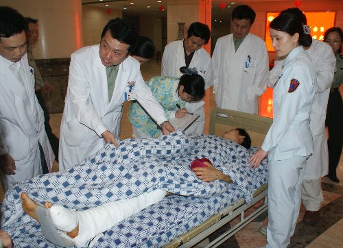 5月17日,重慶新橋醫(yī)院的專(zhuān)家正在為四川震區(qū)的傷員做入院檢查。