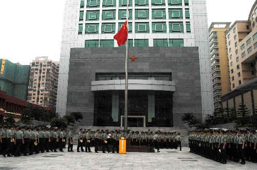 解放軍駐澳部隊再次向四川災(zāi)區(qū)捐款 5月21日,解放軍駐澳門部隊舉行捐款儀式,再次向四川地震災(zāi)區(qū)捐出110萬元人民幣,以實際行動支援災(zāi)區(qū)抗震救災(zāi)工作。 新華社記者劉衛(wèi)國攝