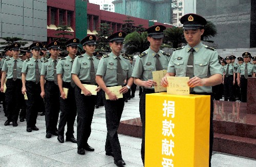 5月21日,解放軍駐澳門部隊舉行捐款儀式,再次向四川地震災(zāi)區(qū)捐出110萬元人民幣,以實際行動支援災(zāi)區(qū)抗震救災(zāi)工作。 新華社記者劉衛(wèi)國攝