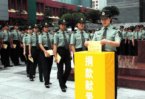 5月21日,解放軍駐澳門部隊舉行捐款儀式,再次向四川地震災(zāi)區(qū)捐出110萬元人民幣,以實際行動支援災(zāi)區(qū)抗震救災(zāi)工作。 新華社記者劉衛(wèi)國攝