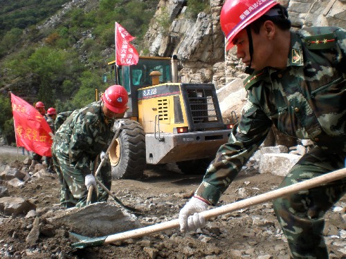 瀘定至汶川公路塌方受阻 武警交通部隊全力搶通 5月22日,武警交通六支隊官兵采取人工與機械配合施工的方式搶通道路。 當日凌晨5時,受持續(xù)降雨影響,由瀘定經(jīng)丹巴進入汶川的省道S211線孔玉鎮(zhèn)附近發(fā)生大面積山體塌方,造成1000多臺運輸救災(zāi)物資車輛被阻,西線救援通道暫時中斷。 獲悉情況后,擔(dān)負保通任務(wù)的武警交通六支隊立即出動2臺搶修機械和28名官兵組成搶修突擊隊趕赴塌方現(xiàn)場,經(jīng)過6個小時的全力搶修,公路于22日11時恢復(fù)通車。 新華社發(fā)(皮峰 攝)