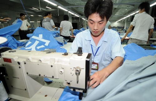 浙江萬(wàn)頂帳篷送災(zāi)區(qū) 5月22日,浙江省德清縣泰普森休閑用品有限公司來(lái)自四川綿陽(yáng)的員工左宗勤在加班加點(diǎn)趕制帳篷。 連日來(lái),浙江帳篷生產(chǎn)企業(yè)加班加點(diǎn)生產(chǎn)救災(zāi)帳篷,支援地震災(zāi)區(qū)。到目前為止,浙江已有11000多頂帳篷發(fā)往災(zāi)區(qū)。 新華社記者王定昶攝