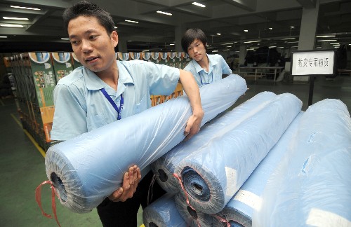 5月22日,浙江省德清縣泰普森休閑用品有限公司的員工在車間加班。