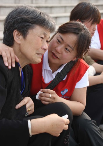 志愿者忙碌的身影 5月22日,唐山大地震中失去父母的黨育新(中)在志愿服務(wù)中幫助一位災(zāi)區(qū)群眾緩解精神壓力。 四川汶川大地震發(fā)生后,在綿陽市九洲體育館設(shè)立的受災(zāi)群眾接待安置中心,許多來自全國各地,不同職業(yè)、不同年齡的志愿者用細致周到的服務(wù)為受災(zāi)群眾排憂解難,并以自己的愛心和關(guān)懷撫慰受災(zāi)群眾,幫助他們渡過難關(guān),重建家園。 新華社記者王建民攝
