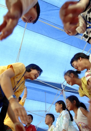 志愿者為災(zāi)區(qū)孩子帶來歡樂 5月23日,來自香港的志愿者在綿陽九洲體育館受災(zāi)群眾安置點(diǎn)帶領(lǐng)孩子們做游戲。 在四川最大的受災(zāi)群眾安置點(diǎn)九洲體育館,近千名來自全國各地的志愿者、義工在這里為受災(zāi)群眾提供幫助,陪災(zāi)區(qū)孩子學(xué)習(xí)、游戲,成為撫平災(zāi)區(qū)孩子心理創(chuàng)傷的天使。 新華社記者 岳月偉 攝