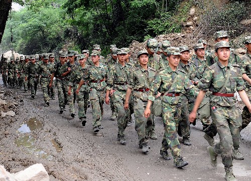 失事直升機上共有19人 6月1日,在汶川縣映秀鎮(zhèn),解放軍官兵前往指定區(qū)域搜尋失事直升機。 現(xiàn)查明,失事直升機上共有19人,其中機組人員5人,因災受傷轉(zhuǎn)運的群眾及相關人員14人。 新華社記者 藺以光 攝