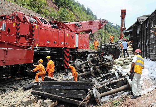 6月8日,鐵路搶修隊伍在達成鐵路上對脫軌列車進行救援。