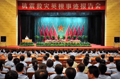 抗震救災(zāi)英模事跡報(bào)告團(tuán)軍內(nèi)首場(chǎng)報(bào)告在空軍舉行 6月12日,抗震救災(zāi)英模事跡報(bào)告團(tuán)在作報(bào)告。 當(dāng)日,抗震救災(zāi)英模事跡報(bào)告團(tuán)軍內(nèi)首場(chǎng)報(bào)告在空軍舉行。在這場(chǎng)由中宣部、中組部、解放軍總政治部和四川省省委聯(lián)合組織的報(bào)告會(huì)上,四川省北川縣北川中學(xué)校長(zhǎng)劉亞春、空降兵某師師長(zhǎng)楊杰等6位來(lái)自抗震一線的英模,飽含深情地講述了自己在抗震救災(zāi)中的親身經(jīng)歷和真切感受。 新華社記者羅曉光攝