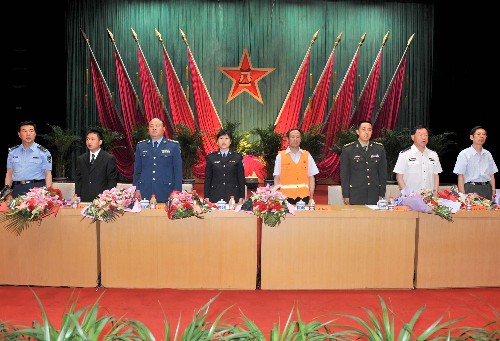 6月12日,抗震救災(zāi)英模事跡報(bào)告團(tuán)成員和全場(chǎng)官兵一起合唱《歌唱祖國(guó)》。