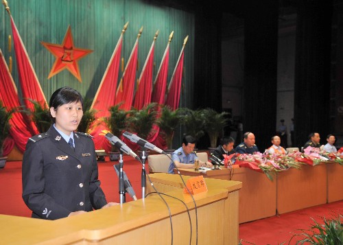 6月12日,四川省江油市公安局民警蔣曉娟在作報(bào)告。