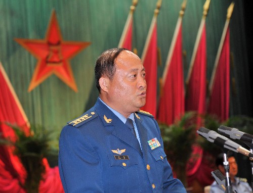 6月12日,空降兵某師師長(zhǎng)楊杰在作報(bào)告。
