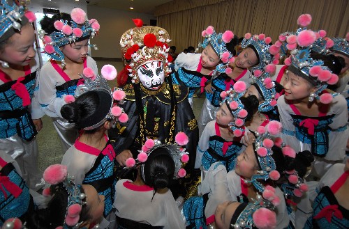 杭州啟動(dòng)文化遺產(chǎn)日系列活動(dòng) 6月14日,參加“婺劇變臉”演出的大小演員在一起準(zhǔn)備表演。 當(dāng)日是我國(guó)第三個(gè)文化遺產(chǎn)日,杭州市舉辦浙江省暨杭州市文化遺產(chǎn)日系列活動(dòng)?;顒?dòng)圍繞非物質(zhì)文化遺產(chǎn)保護(hù),舉辦舞臺(tái)演出、實(shí)物展覽、圖片展示等活動(dòng)。 新華社記者 徐昱 攝