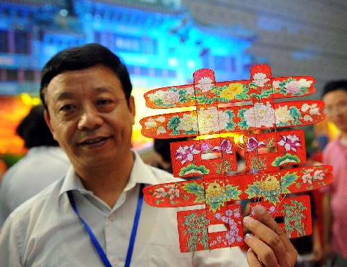 6月14日,北京哈氏風箏制作技藝代表性傳承人哈亦琦在首都博物館展示風箏作品。