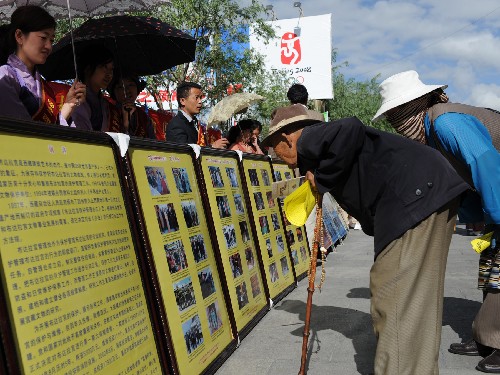 6月14日,拉薩市民在仔細(xì)觀看文化保護(hù)展板。當(dāng)天是我國第三個(gè)文化遺產(chǎn)日,西藏自治區(qū)文化管理部門工作人員走上拉薩街頭,宣傳文化遺產(chǎn)保護(hù)的重要性和常識。新華社記者 索朗羅布 攝