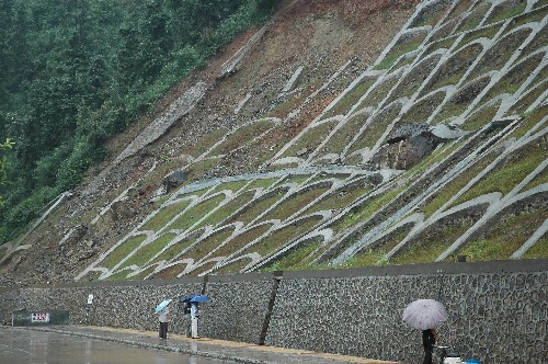 貴州從江受強(qiáng)降雨影響出現(xiàn)山體裂縫 6月16日,凱里公路管理局和從江縣人民政府有關(guān)人員在現(xiàn)場勘察險(xiǎn)情。 受強(qiáng)降雨影響,貴州省從江縣城321國道過境公路上方的邊坡發(fā)生險(xiǎn)情,山體出現(xiàn)多處裂縫,坡腳人行道出現(xiàn)變形。凱里公路管理局和從江縣人民政府立即組織人員現(xiàn)場進(jìn)行災(zāi)情調(diào)查,制定應(yīng)急搶險(xiǎn)預(yù)案,已疏散150余名群眾。 新華社發(fā)(陳沛亮 攝)