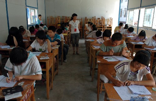 隴南地震災(zāi)區(qū)3萬多名考生如期中考 6月17日,隴南市武都區(qū)濱江中學(xué)的考生正在活動(dòng)板房考場(chǎng)內(nèi)答題。 6月16日至18日,甘肅38370名學(xué)生在臨時(shí)搭建的帳篷和活動(dòng)板房里參加高中階段學(xué)校招生考試。四川汶川大地震發(fā)生后,甘肅隴南市成為重災(zāi)區(qū),在多方努力下,隴南地震災(zāi)區(qū)的中考如期舉行。 新華社記者 郭剛攝
