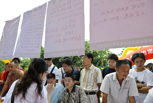 6月29日,受災(zāi)群眾在向用工單位咨詢。