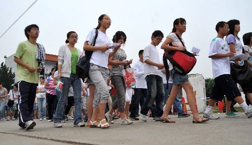北川地震災區(qū)延考考生今日應考 7月3日,在綿陽長虹培訓中心考點,北川中學和來自北川的其他高考學生,在這里參加高考。這是考生正步入考點。 當日,備受關注的川甘12萬地震災區(qū)考生順利步入高考考場,考試時間是7月3日、4日、5日。其中,大約有78%的考生在本地活動板房參加考試,15%的考生在本地經過抗震鑒定合格的教室里參加考試,極少部分考生到異地參加考試。 新華社記者陳燮攝