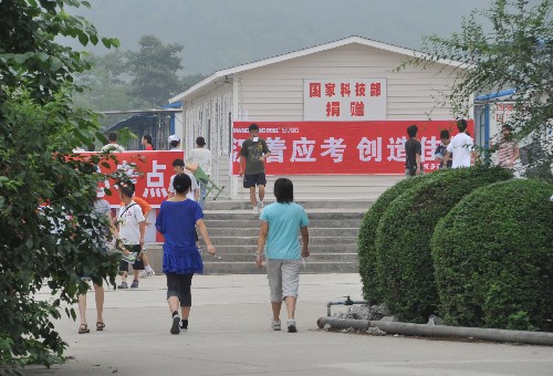 7月3日,在綿陽長虹培訓中心考點,北川中學和來自北川的其他高考學生,在這里參加高考。
