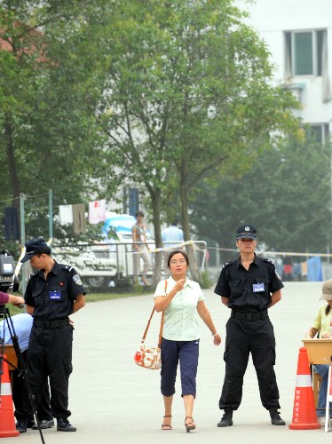 7月3日,為加強考場安全措施,在綿陽長虹培訓中心考點,特警在考場外拉起警戒線,非考生不得入內。
