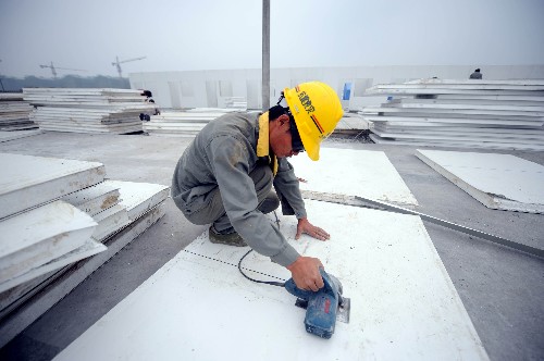 7月4日,工人在四川省都江堰市建設(shè)活動(dòng)板房。