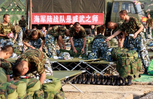 7月22日,海軍陸戰(zhàn)隊(duì)隊(duì)員在營地做回撤準(zhǔn)備。