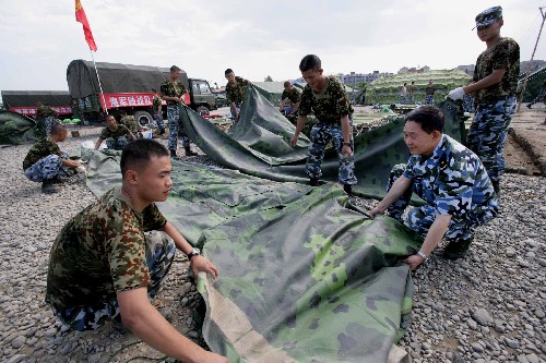 7月22日,海軍陸戰(zhàn)隊(duì)隊(duì)員在營地回收野戰(zhàn)帳篷。