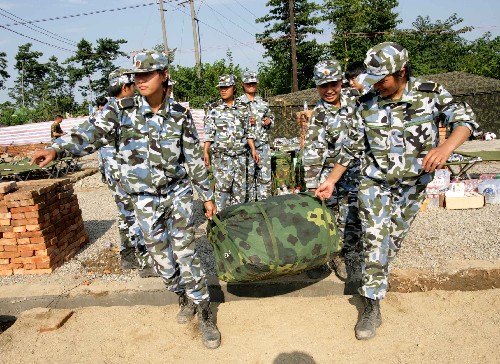 7月22日,海軍陸戰(zhàn)隊(duì)女兵在整理行裝。