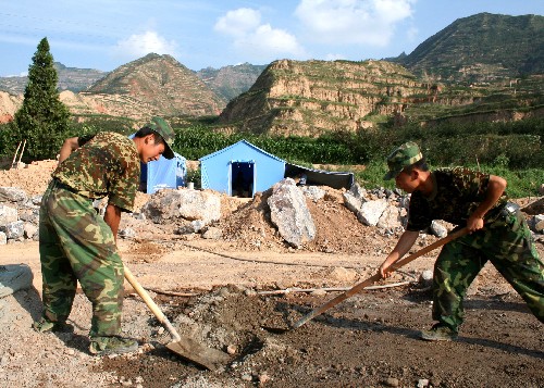 解放軍幫助甘肅受災(zāi)群眾重建家園 在甘肅省隴南市佛崖鄉(xiāng)賈店村,來自蘭州軍區(qū)某紅軍師金剛鉆團的戰(zhàn)士在混合水泥(7月29日攝)。目前,甘肅省地震災(zāi)區(qū)全面進入災(zāi)后重建階段,來自蘭州軍區(qū)的解放軍官兵深入受災(zāi)村鎮(zhèn)修公路、建房屋,積極幫助受災(zāi)群眾重建家園。 新華社記者 衛(wèi)韋華 攝