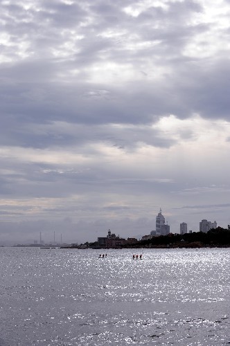 “鳳凰”攜風(fēng)帶雨過(guò)青島 7月30日,“鳳凰”過(guò)后青島天氣漸晴。受今年第8號(hào)強(qiáng)臺(tái)風(fēng)“鳳凰”的外圍影響,繼前一天出現(xiàn)少量降雨后,青島當(dāng)日出現(xiàn)4-5級(jí)轉(zhuǎn)6-7級(jí)東南風(fēng),天氣晴朗。 新華社記者 范長(zhǎng)國(guó) 攝