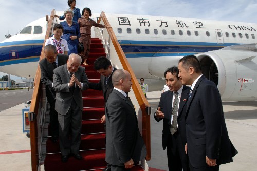 這是國(guó)家發(fā)展和改革委員會(huì)副主任張茅在首都國(guó)際機(jī)場(chǎng)迎接柬埔寨國(guó)王西哈莫尼、太皇西哈努克及太后莫尼列。 新華社記者季春鵬攝