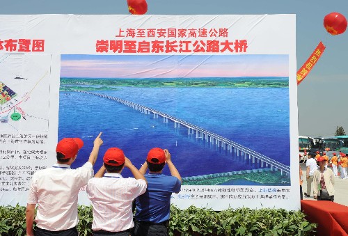 連接江蘇、上海的跨江公路大橋——崇啟大橋奠基 8月1日,崇啟大橋奠基儀式參加者在儀式現(xiàn)場觀看大橋效果圖。當(dāng)日,連接江蘇、上海的長江公路大橋——崇啟大橋奠基,拉開建設(shè)帷幕。 崇啟大橋是滬蘇兩地之間的一條跨江快速通道,也是上海至西安國家高速公路的重要組成部分。大橋項(xiàng)目南起上海崇明島陳家鎮(zhèn),與在建的上海崇明越江通道相連;北至江蘇啟東市匯龍鎮(zhèn),與寧啟(南京-南通-啟東)高速公路相接。包括跨江大橋和連接線在內(nèi)的項(xiàng)目全長約52公里,全線按雙向6車道高速公路標(biāo)準(zhǔn)設(shè)計建設(shè),總投資約76億元,其中跨江大橋長約7.2公里,造價28.74億元。 新華社記者 孫參攝