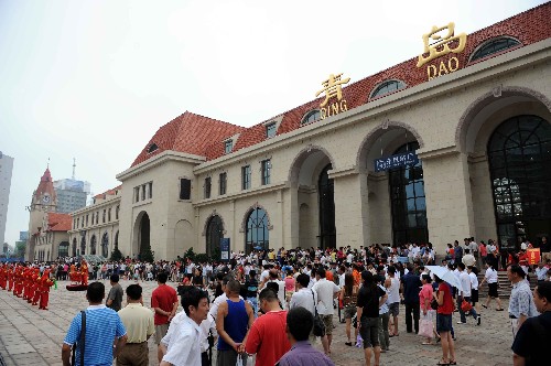 這是具有歐式風格的青島新火車站一角(8月1日攝)