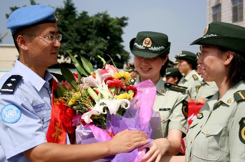 山東邊防警官赴海地執(zhí)行維和任務(wù) 8月1日,戰(zhàn)友們在歡送陳樹偉(左一)赴海地執(zhí)行維和任務(wù)。當(dāng)日,山東公安邊防總隊龍口邊檢站舉行儀式歡送警官陳樹偉赴海地執(zhí)行為期8個月的維和任務(wù)。此前,他已在中國維和警察培訓(xùn)中心接受了包括外語、射擊、駕駛、防暴技能和防暴戰(zhàn)術(shù)等31個課目的強化訓(xùn)練,以出色的成績通過了聯(lián)合國官員主持的甄選考試,成為山東公安機關(guān)唯一入選第七支海地維和警察防暴隊的邊防警察。 新華社記者 朱崢 攝