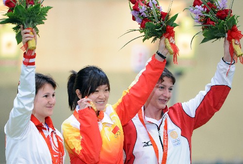 8月10日,中國(guó)選手郭文珺(中)、俄羅斯選手帕杰林娜(左)和格魯吉亞選手薩魯克瓦澤(右)在頒獎(jiǎng)臺(tái)上。