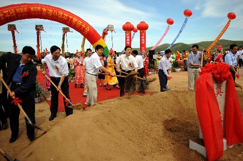 8月10日,內(nèi)蒙古自治區(qū)有關(guān)領(lǐng)導(dǎo)為公路建設(shè)舉行奠基儀式。