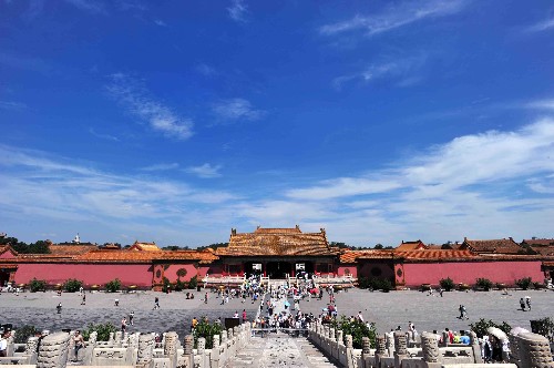 北京迎來藍(lán)天白云 8月15日,北京天氣晴朗,在藍(lán)天白云映襯下的故宮壯觀美麗,吸引了大批游客參觀游覽。 新華社發(fā)