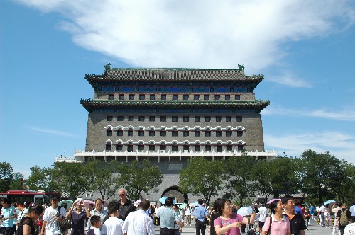 8月15日,中外游客在北京前門游覽。當(dāng)日,雨后的北京迎來藍(lán)天白云,天氣晴朗,迎來眾多中外游客。 新華社發(fā)