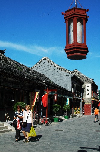 8月15日,外國游客游覽北京琉璃廠。當(dāng)日,雨后的北京迎來藍(lán)天白云,天氣晴朗,迎來眾多中外游客。 新華社發(fā)