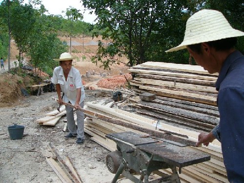 陜西略陽農(nóng)民災后重建忙 8月24日,施工人員在徐家坪村上坪組集中安置點備料。“5·12”大地震造成與四川毗鄰的陜西略陽縣成為重災區(qū)之一。在當?shù)卣吞旖驅(qū)谥г畮椭?,目前全縣已有80%的農(nóng)民開始陸續(xù)建房。天津援建的重點工程徐家坪鎮(zhèn)徐家坪村上坪組和白水江鎮(zhèn)權(quán)力村走馬灣組兩個集中安置點項目已正式開工建設(shè),其中上坪組集中安置點共有33戶新建房屋已開始基礎(chǔ)工程建設(shè)。 新華社記者 梁娟 攝
