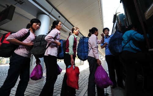蘭州火車站:11萬棉農(nóng)將赴新疆摘棉 8月25日,在蘭州火車站,乘坐“棉農(nóng)專列”赴新疆摘棉的農(nóng)民工正在排隊上車。 從8月24日起,將有來自甘肅、陜西、四川、河南的約11萬進(jìn)疆采棉務(wù)工人員陸續(xù)從蘭州火車站出發(fā)前往中國種棉大省新疆,預(yù)計出行高峰將持續(xù)到9月20日。為確保棉農(nóng)運(yùn)輸安全有序,蘭州火車站提早動手,精心組織,及時與棉農(nóng)輸出較多的各地勞務(wù)部門聯(lián)系,通過上門了解,實(shí)地調(diào)查、準(zhǔn)確掌握客流動態(tài),為棉農(nóng)運(yùn)輸提供便捷通道。 新華社記者 張錳 攝