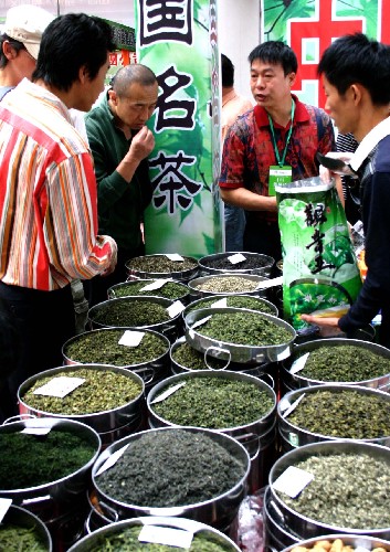 9月6日,客商在一家茶葉展臺前挑選茶葉。