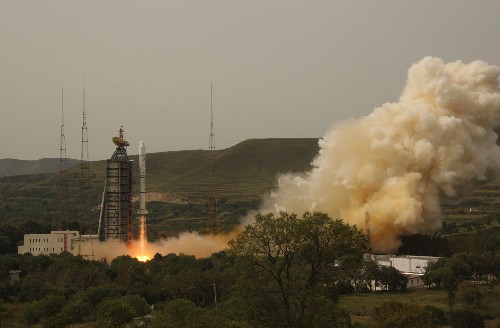 “環(huán)境減災(zāi)”A、B衛(wèi)星一箭雙星發(fā)射成功 9月6日11時25分,“環(huán)境與災(zāi)害監(jiān)測小衛(wèi)星”A、B兩顆衛(wèi)星在太原衛(wèi)星發(fā)射中心發(fā)射升空。衛(wèi)星投入使用后,將實現(xiàn)災(zāi)害與環(huán)境的快速監(jiān)測和預(yù)報,對我國的防災(zāi)減災(zāi)起到不可替代的作用。 新華社記者汪永基攝