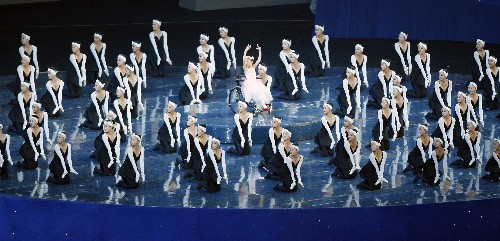 這是殘疾人舞蹈演員汪伊美、李月、呂蒙等在開幕式上表演節(jié)目《永不停跳的舞步》。 新華社記者廖宇杰攝